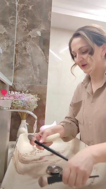 Чем чистим кисти для маикяжа? 🖌️ #Фаберлик #faberlic #умкраса #umkrasa #кистифаберлик смотреть онлайн