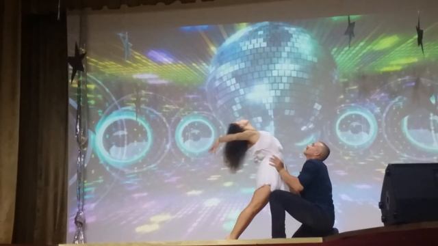 Как красиво танцуют парень с девушкой ! смотреть онлайн