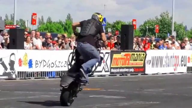 Музыка. Танцы на мотоциклах.