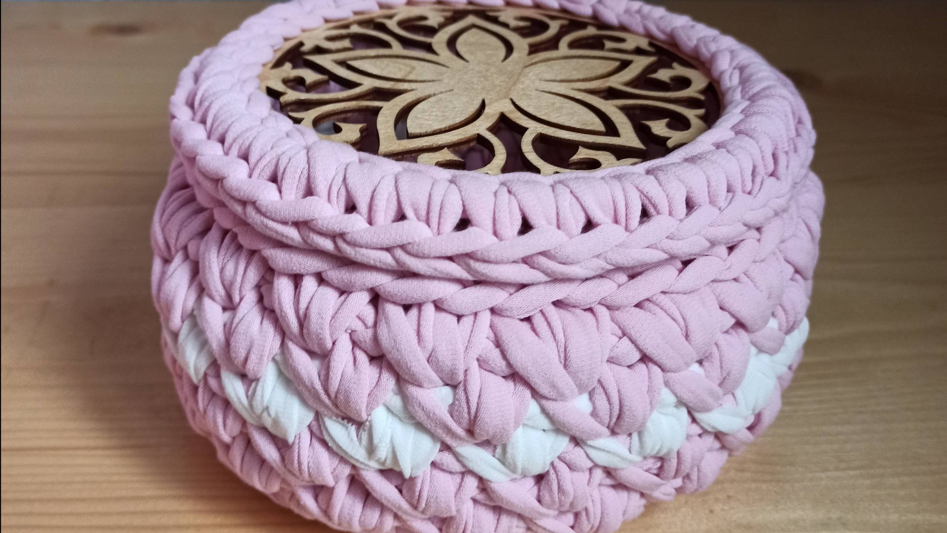 Корзинка из трикотажной пряжи с крышкой и деревянным донышком. МК Марьюшка смотреть онлайн