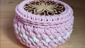 Корзинка из трикотажной пряжи с крышкой и деревянным донышком. МК Марьюшка