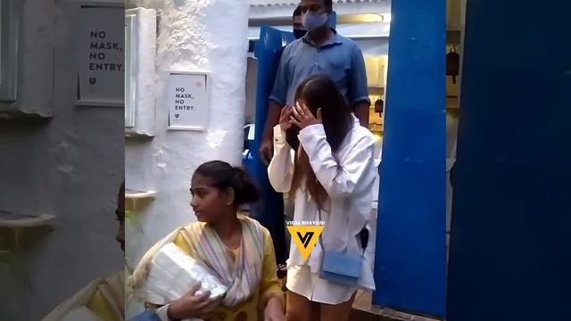 Malaika Arora & Aditi Govitrikar snapped at Olive Bar, Bandra 📸 смотреть онлайн