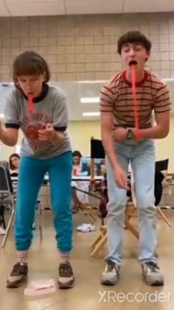 Millie Bobby Brown won Noah(fruit by the foot race)#thanksforwatching#milliebobbybrown#noahschnapp смотреть онлайн