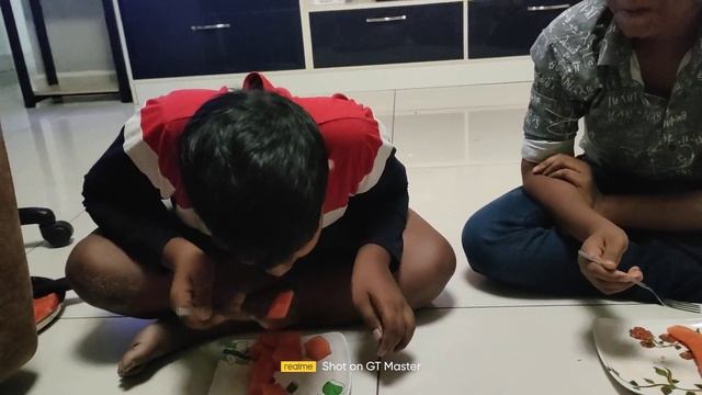 Eating game with healthy papaya смотреть онлайн