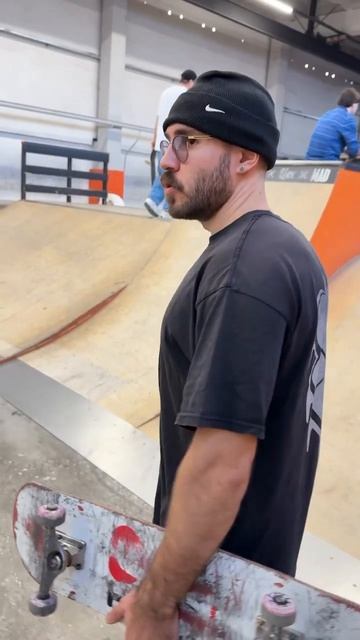 ТИПИЧНЫЙ НОВИЧОК С ТРЕНЕРОМ В СКЕЙТ ПАРКЕ #скейтборд #скейт #а4 #приколы #юмор #shorts #тикток смотреть онлайн