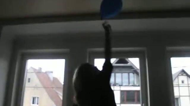 Элина попытка достать шарик:) смотреть онлайн
