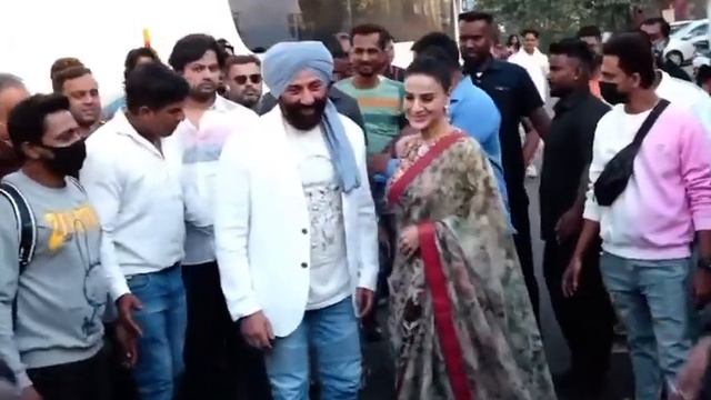 Sunny Deol And Sexy Kajol Devgun