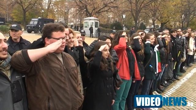 Тотален хит: Вижте как се гонят демони пред Парламента смотреть онлайн