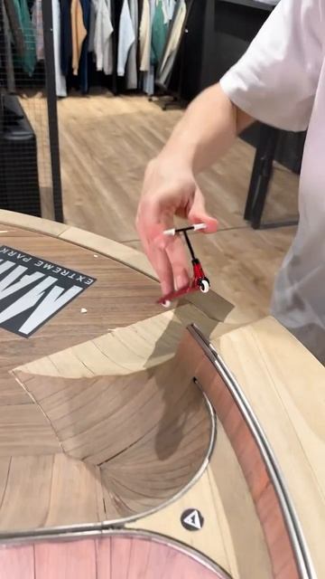 ЭТО ФИНГЕРПАРК ДЛЯ ФИНГЕРБОРДА‼️ #скейтборд #скейт #а4 #shorts #тикток #фингерборд #рекомендации смотреть онлайн