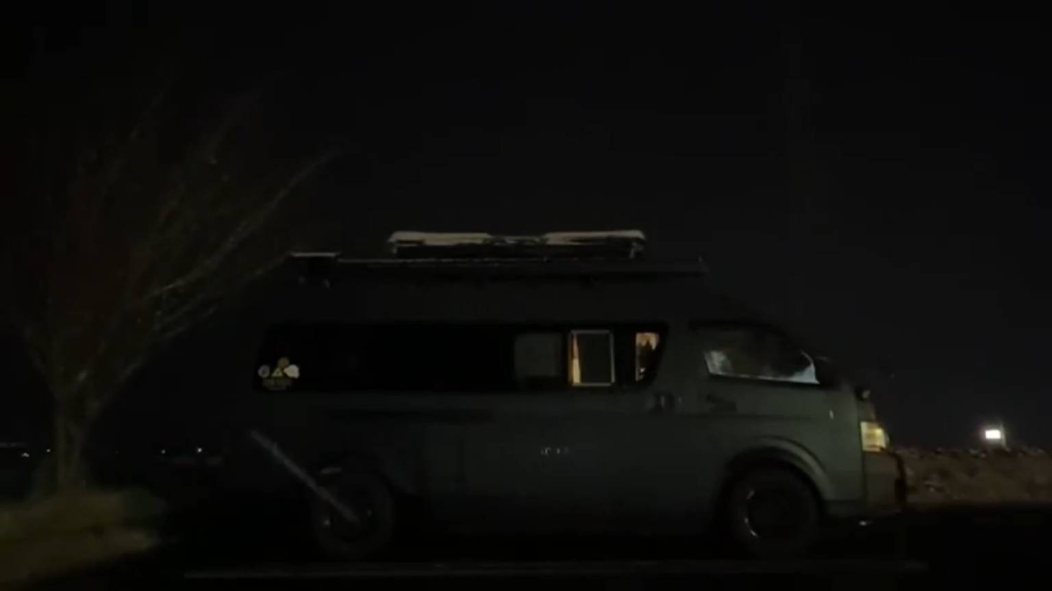 Ночевка в одиночестве, в заснеженной горе в середине зимы в минивэне