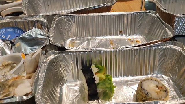 Семейный праздник День рождения. Собрались за столом. На столе суши и мясо на выбор. смотреть онлайн