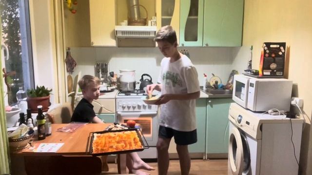 ЛЕТНИЙ VLOG: ПИКНИК С ДРУГОМ, НОЧЕВКА, ГОТОВИМ ПИЦЦУ, ПЕРВЫЙ ДЕНЬ ЛЕТА 2024 смотреть онлайн