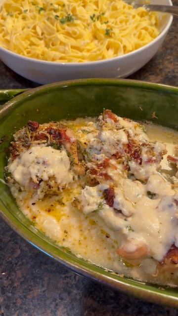 Sweet Lifers! Fettuccine sprinkled with thyme & chicken w/prosciutto spinach & goat cheese! #SHORTS смотреть онлайн