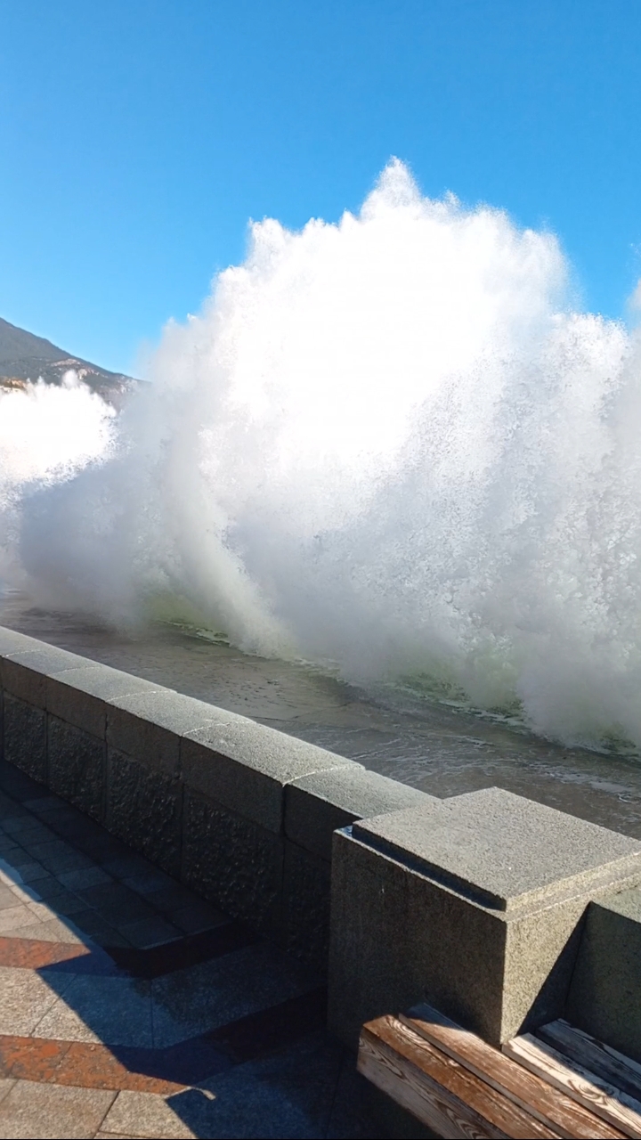 Шторм в Ялте. Как бы не принесло МАЗУТ!!!