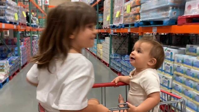 TAKING 7 KIDS INTO COSTCO FOR THE FIRST TIME - EPIC HAUL! смотреть онлайн
