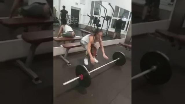 тренировка в тренажерном зале на ягодицы и ноги смотреть онлайн
