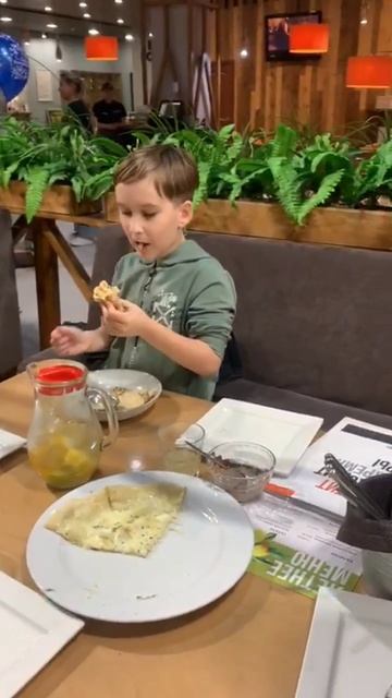 РЕБЕТНЯ КУШАТЬ ЗАХОТЕЛА....🍜