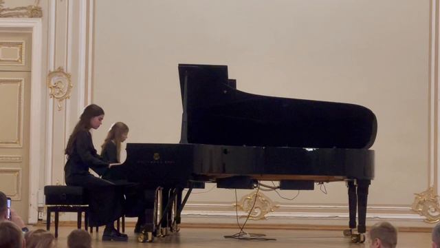 Мария и София Вихаревы на двух роялях Гаврилин (1939-1999) «Марш» Класс ансамбля преп. Набокова А.В смотреть онлайн