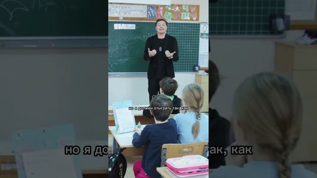 Сергей Безруков научил школьников актерски «отыгрывать» удар бутылкой по голове. смотреть онлайн