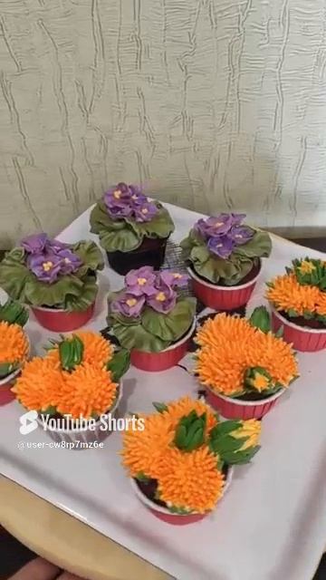 Капкейки украшены итальянской меренгоц