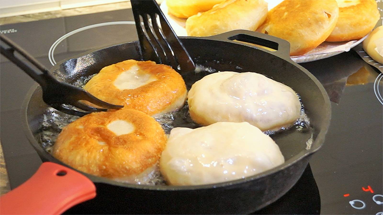 Много лет назад нашла правильный рецепт беляшей. Пышные, сочные и вкусные беляши. смотреть онлайн