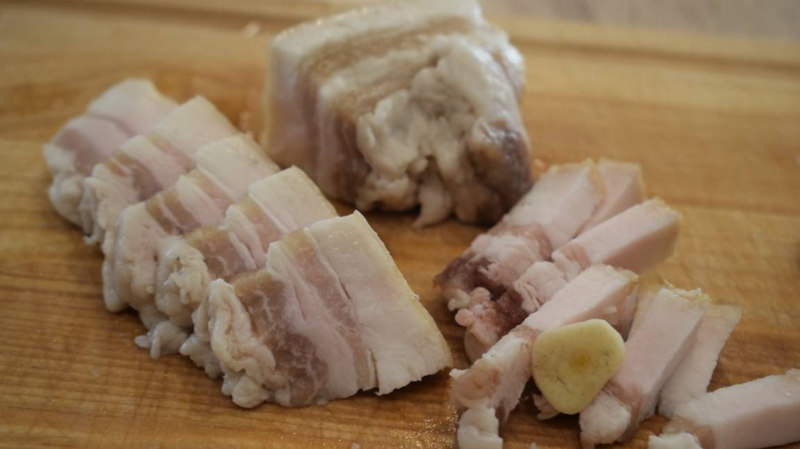 Сало за 15 минут. Обалденный вкус. Вкуснее просто нет. Просто соль и специи. Бабушка готовит так смотреть онлайн