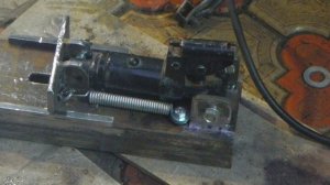 Тиски с гиравликой своими руками. Vise from an old hydraulic jack