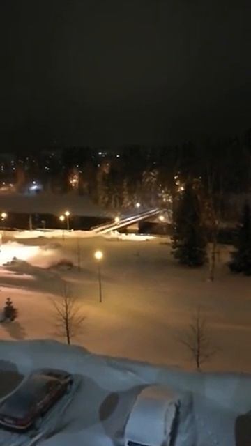 Kajaanin city-kettu jolkottelee jokirannassa смотреть онлайн