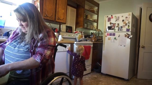 COOKING WITH JUNIPER EPISODE II: Toddler Bakes Chocolate Chip Cookies with Grandma! смотреть онлайн
