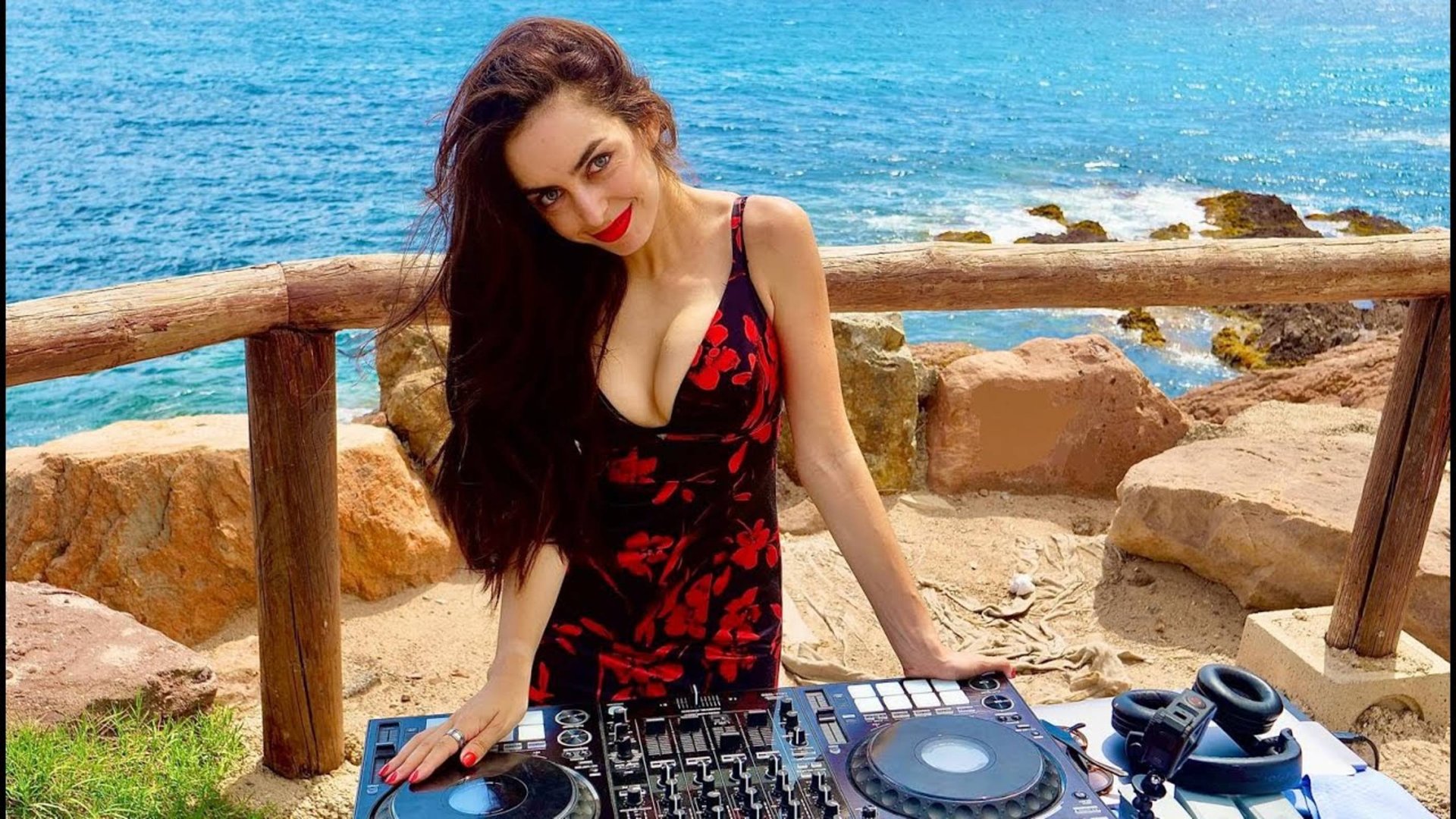 DJ SOFIA | CALANQUES DE L'ESTEREL - FRANCE Future Rave & Melodic Techno Mix смотреть онлайн