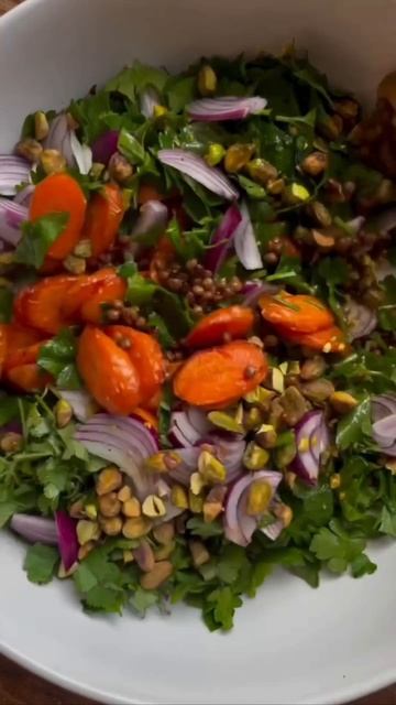 ТЁПЛЫЙ МОРКОВНО-НУТОВЫЙ САЛАТ С ФЕТОЙ И ТАХИНИ смотреть онлайн