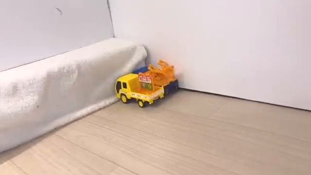 Экстренный тест на вождение маленького «мусоровоза» по склонам! смотреть онлайн