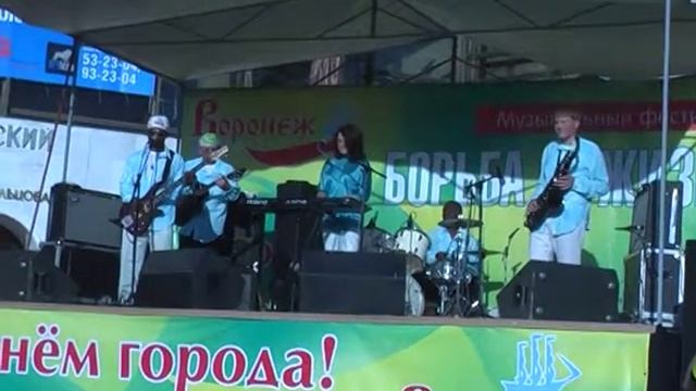 Steves chante Varonej avec le groupe Атмосфер. смотреть онлайн