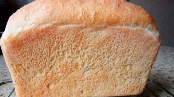 Пшеничный хлеб в форме для выпекания