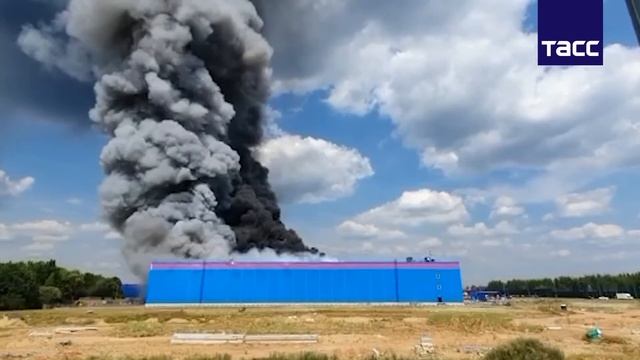 35 тысяч квадратных метров склада Ozon охвачены огнём смотреть онлайн