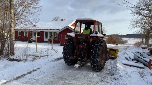 Köp traktor BM-Volvo T 650 -70 med plog & snökedjor på Klaravik смотреть онлайн