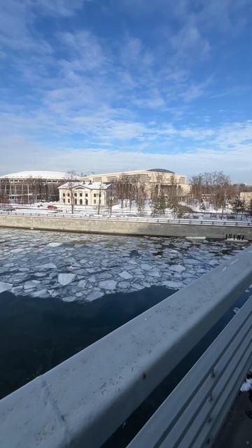 Вид с метро-моста Воробьёвы горы #москва #воробьевыгоры #метромост #местаивпечатления смотреть онлайн