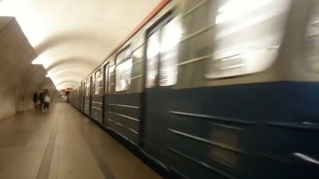 81-717/714.5М Перекраска Московский транспорт На станции Тверская смотреть онлайн
