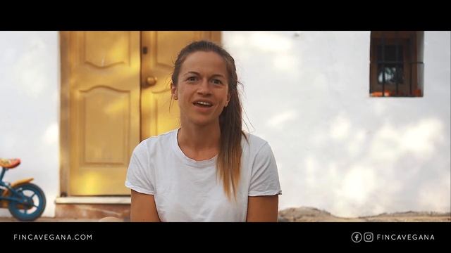 Finca Diaries #3 - Meet the Finca Family, the hosts of the vegan paradise Finca Vegana 🌱🐕🌷🍜🤸🏼♀️ смотреть онлайн