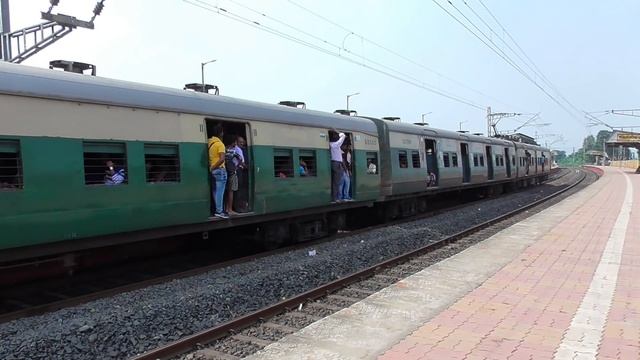 Small 9 coach Naihati - Bandel old model EMU local train arriving very slowly at Garifa station смотреть онлайн