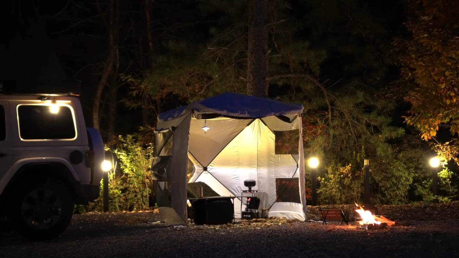 Теплая палатка зимний кемпинг в лесу, одиночный отдых