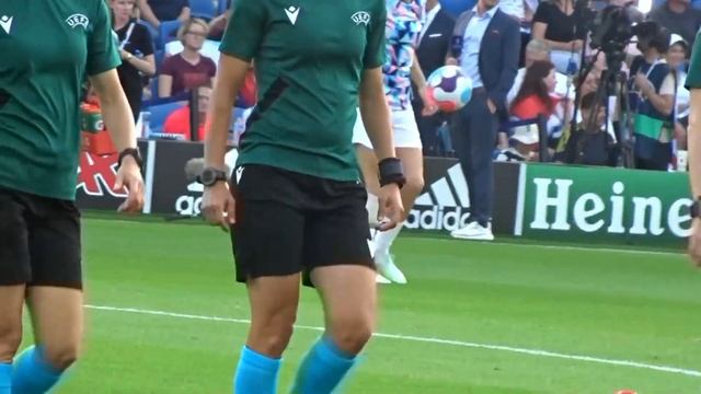Euro 2022: Lucy Bronze During Warm Ups for England Lionesses vs Spain смотреть онлайн