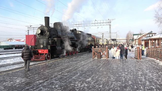 Электровоз ЧС2-216 и паровоз Еа-3113 с ретропоездом "Уральский экспресс". смотреть онлайн