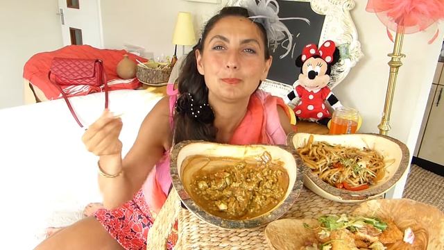 Tsetsi Eats Spicy Curries (mukbang). मसालेदार करी खाने वाला Сomiendo Curry Picante. Есть острую пищ