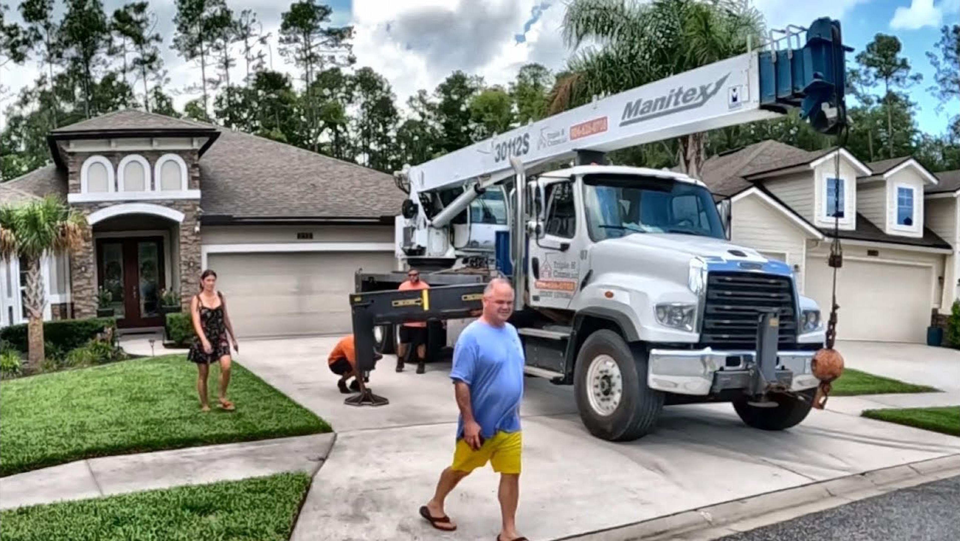 Дед американец женился на молодой мексиканке и поставил бассейн