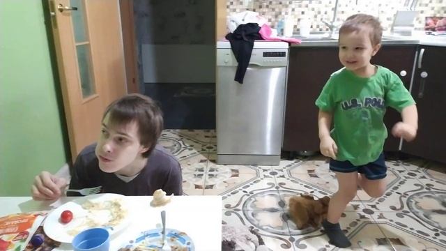 А4 | 😂😂😂Даниэль 4- х лет СМОТРИТ А4 | ДЯДЯ ДУРАЧИТСЯ! смотреть онлайн