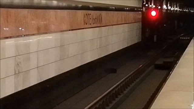 Новогодний электропоезд метро 81-710 "ЕЖ-3 выезжает из оборотного тупика Котельников. смотреть онлайн