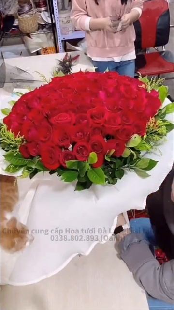 Cách bó 99 bông hoa hồng siêu đơn giản và dễ làm | VuonNhaMinh смотреть онлайн