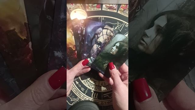 Общается ли он ещё с кем то?