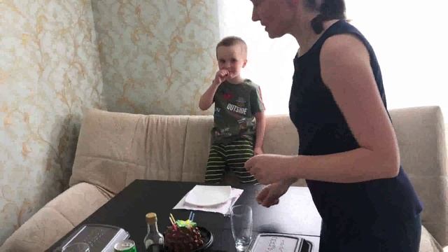 на дне рожденья только русская еда - пицца, роллы, кола... смотреть онлайн
